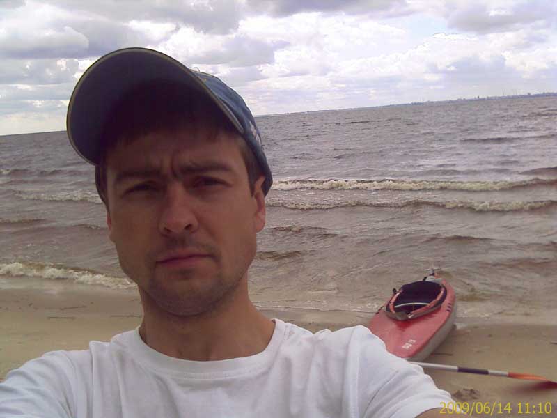 на заднем плане можно увидеть трубы родного города